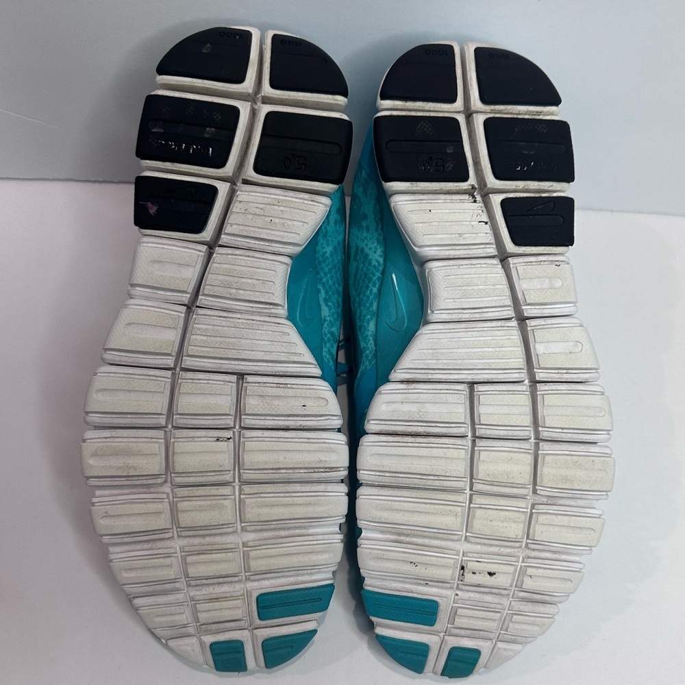 Used Women’s Nike 5.0 free run sz. 5.5 - Picture 2 of 7